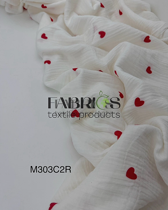 M 305 C2 Муслін жатка 2-х шаровий принт LOVE сердечки червоні середні на молочному 100% бавовна 135-