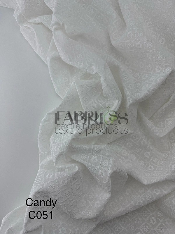 CANDY-C051 батист принт квіти вишивка в квадратах на молочному 100% бавовна 135см 90-100 грам/м.кв.