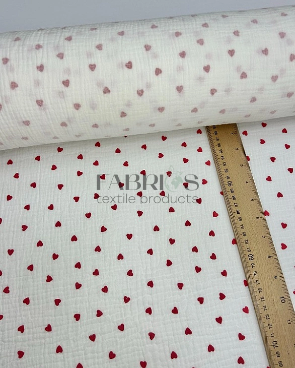 M 315 C2 Муслін жатка 2-х шаровий принт LOVE сердечки червоні дрібні на молочному 100% бавовна 135-1