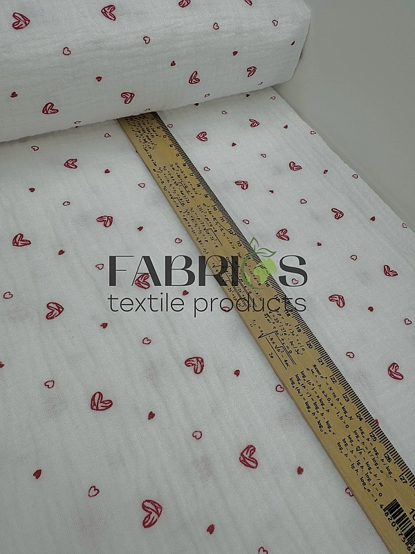 M22C2 Муслін жатка 2-х шаровий принт LOVE сердечки мальовані червоні на молочному 100% бавовна 135-1