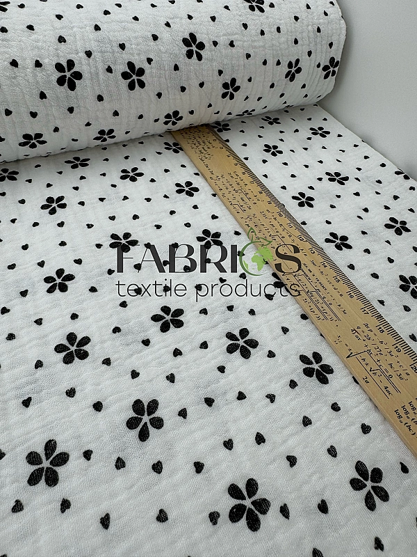 M28C2 Муслін жатка 2-х шаровий принт квіти чорні і дрібні серця на молочному 100% бавовна 135-140 см