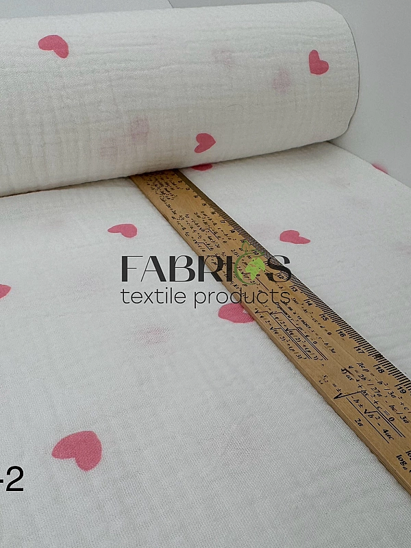 M 303 C2 Муслін жатка 2-х шаровий принт LOVE сердечки середні рожеві на молочному 100% бавовна 135-1