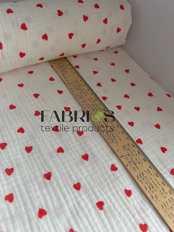 M 315 C2 Муслін жатка 2-х шаровий принт LOVE сердечки червоні дрібні на молочному 100% бавовна 135-1