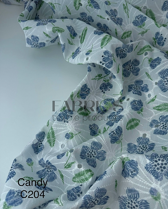 CANDY-C204 батист принт квіти вишивка сині на молочному 100% бавовна 135см 90-100 грам/м.кв.