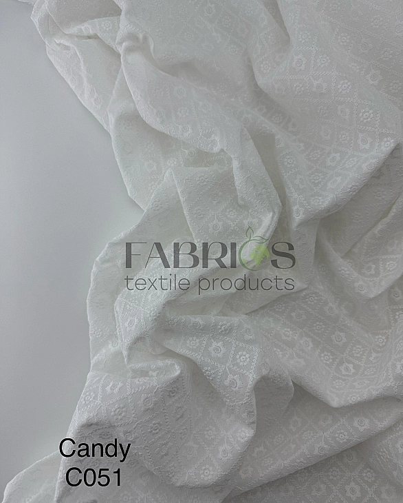 CANDY-C051 батист принт квіти вишивка в квадратах на молочному 100% бавовна 135см 90-100 грам/м.кв.