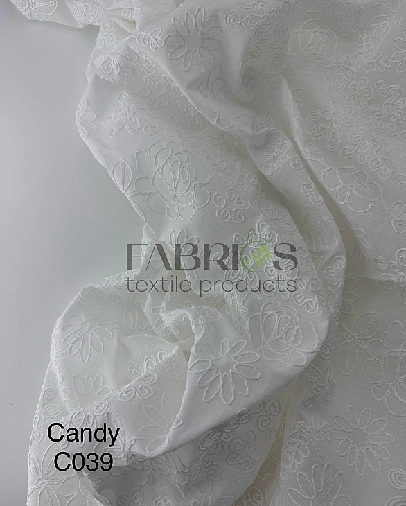 CANDY-C039 батист принт квіти вишивка троянди , ромашки на молочному 100% бавовна 135см 90-100 грам/