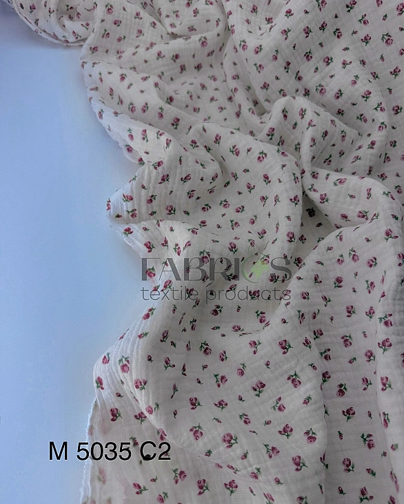 M 5035 C2 Муслін 2-х шаровий принт квіти трояндочки рожеві на молочному 100% бавовна 160 см 125-135