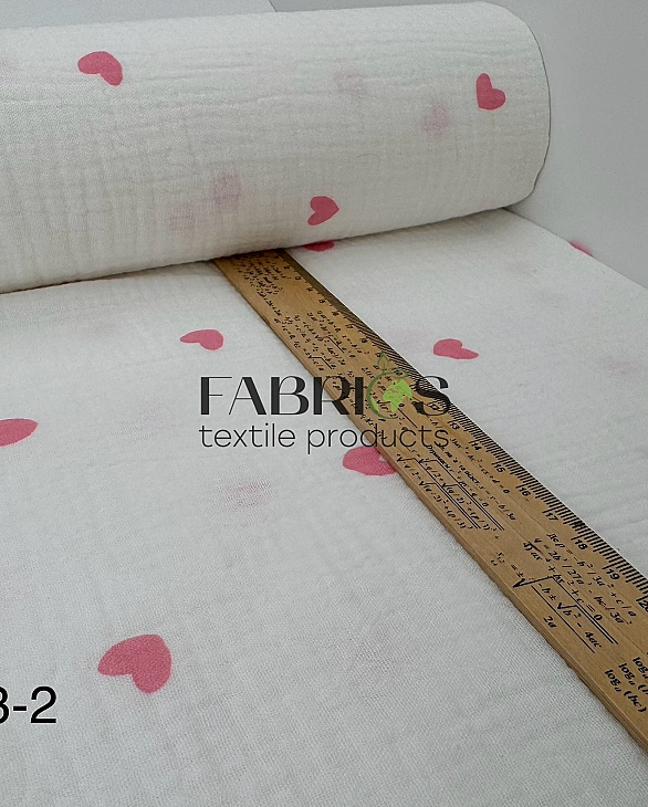 M 303 C2 Муслін жатка 2-х шаровий принт LOVE сердечки середні рожеві на молочному 100% бавовна 135-1