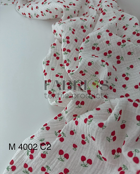 M 4002 C2 Муслін жатка 2-х шаровий принт фрукти,ягоди, овочі вишеньки червоні на молочному 100% баво