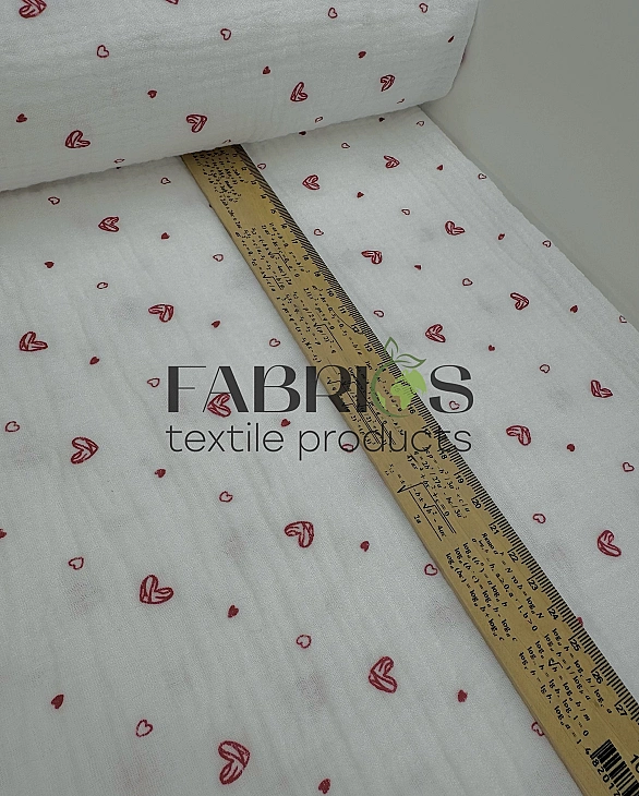M22C2 Муслін жатка 2-х шаровий принт LOVE сердечки мальовані червоні на молочному 100% бавовна 135-1