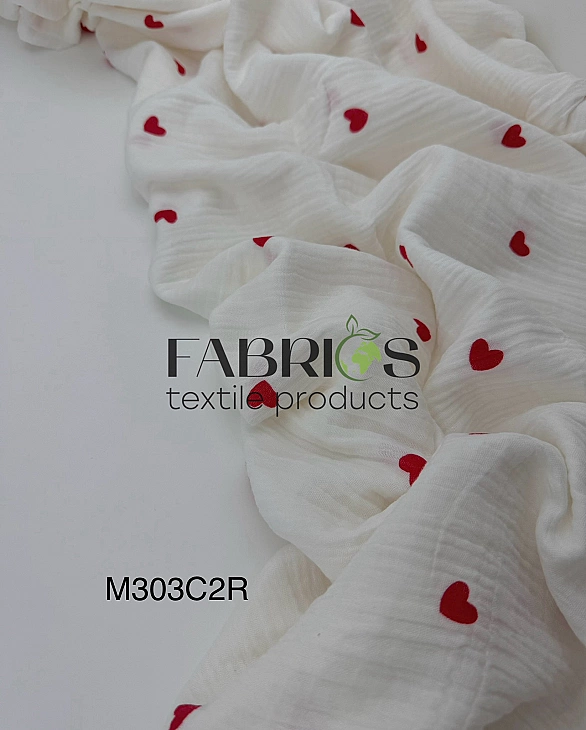 M 305 C2 Муслін жатка 2-х шаровий принт LOVE сердечки червоні середні на молочному 100% бавовна 135-