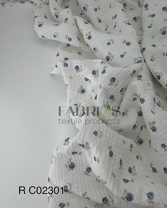 M 02301 C02 | RAINBOW-C02 Муслін жатка 2-х шаровий принт квіти троянди сині на молочному 100% бавовн