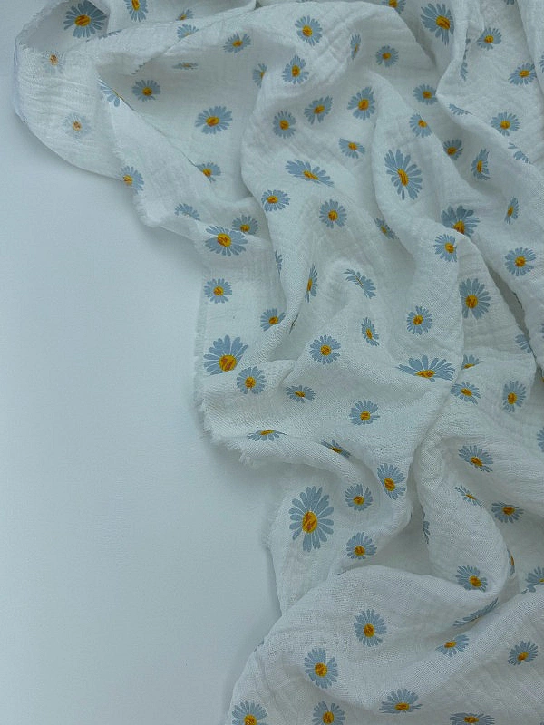 M 5006 C2 Муслін жатка 2-х шаровий принт квіти ромашки великі блакитні на молочному 100% бавовна 135