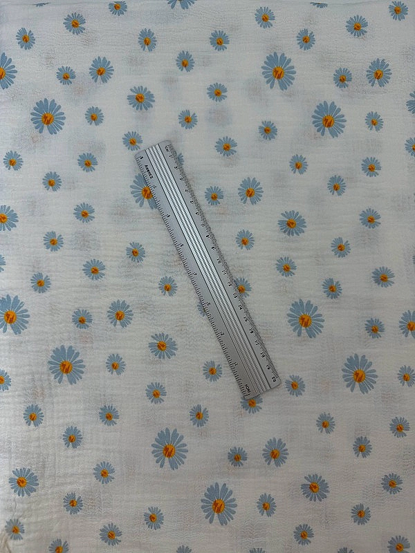 M 5006 C2 Муслін жатка 2-х шаровий принт квіти ромашки великі блакитні на молочному 100% бавовна 135