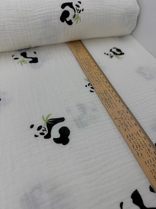 M 2011 C2 Муслін жатка 2-х шаровий принт звірята пандочки з листям бамбуку на молочному 100% бавовна
