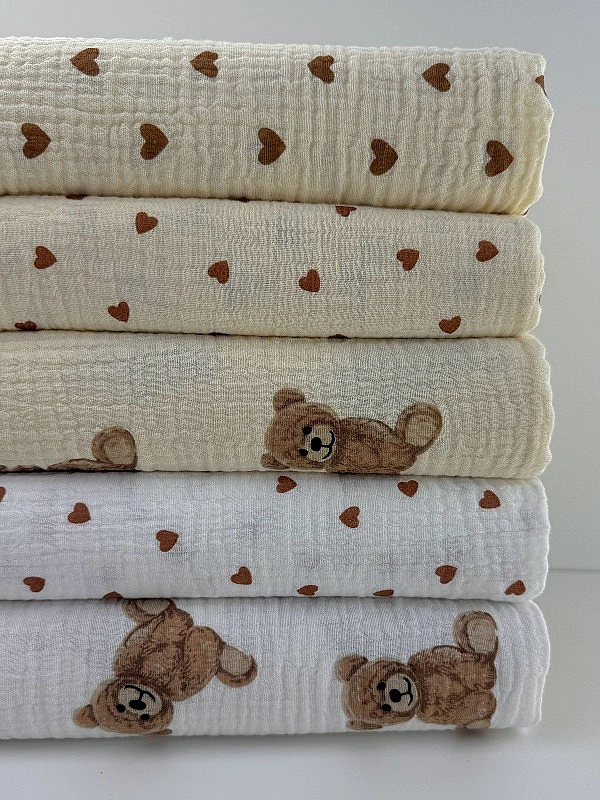 M 309 C3 Муслін жатка 2-х шаровий принт LOVE сердечки середні коричневі на айворі 100% бавовна 135-1