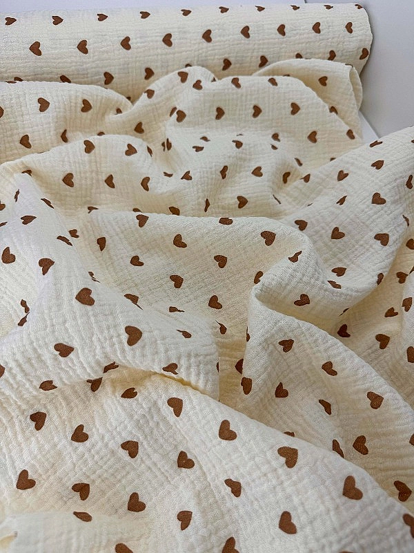 M 309 C3 Муслін жатка 2-х шаровий принт LOVE сердечки середні коричневі на айворі 100% бавовна 135-1