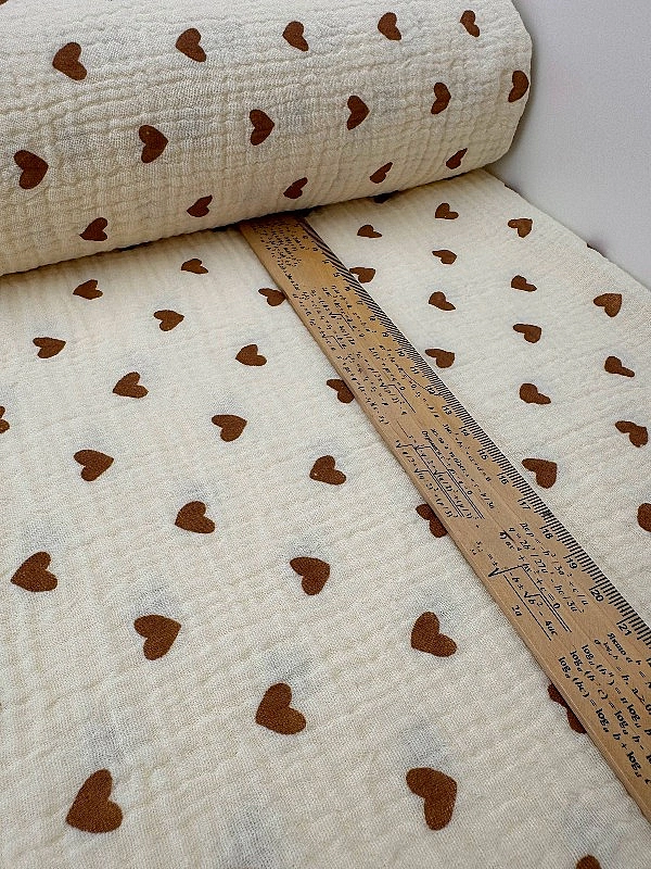 M 309 C3 Муслін жатка 2-х шаровий принт LOVE сердечки середні коричневі на айворі 100% бавовна 135-1