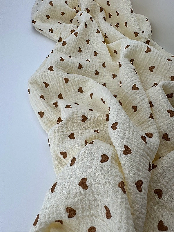 M 309 C3 Муслін жатка 2-х шаровий принт LOVE сердечки середні коричневі на айворі 100% бавовна 135-1