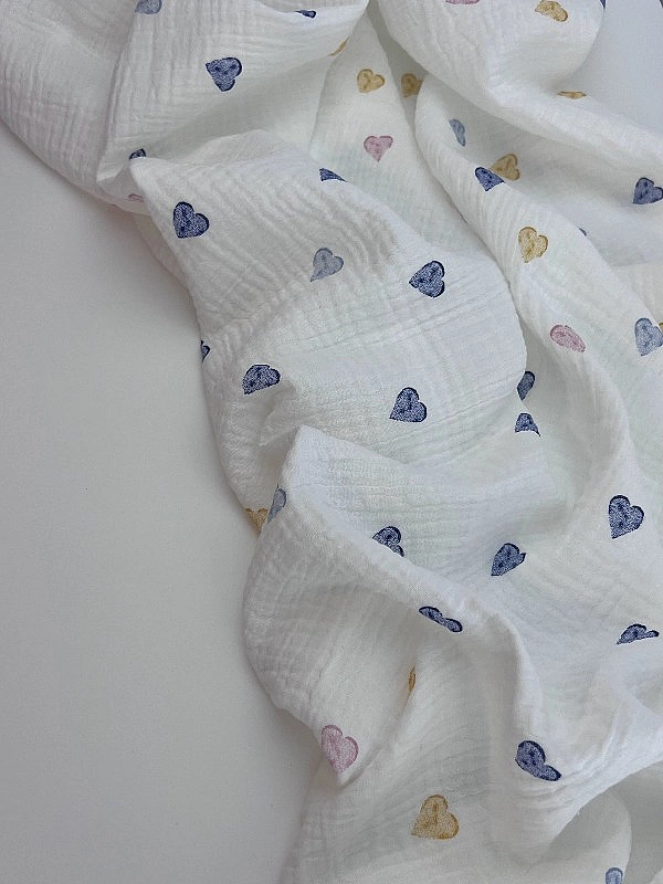 M 314 C2 Муслін жатка 2-х шаровий принт LOVE сердечки різнокольорові акварельні на молочному 100% ба