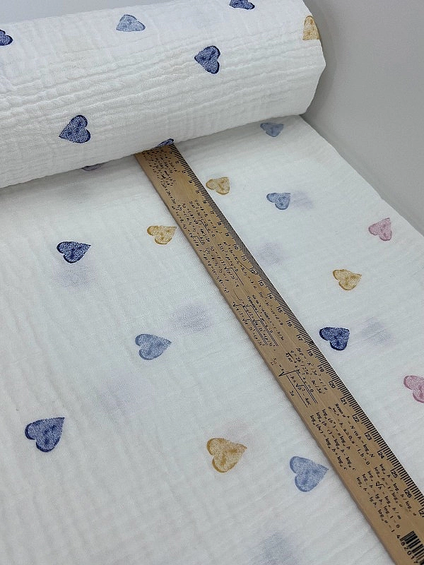 M 314 C2 Муслін жатка 2-х шаровий принт LOVE сердечки різнокольорові акварельні на молочному 100% ба