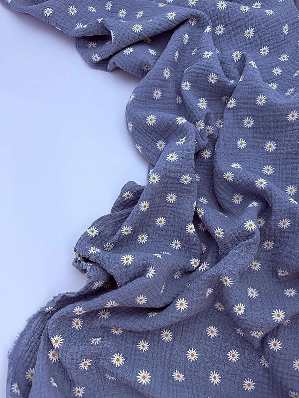 M 5007 C84 Муслін жатка 2-х шаровий принт квіти ромашки білі середні на сіро-синьому 100% бавовна 13