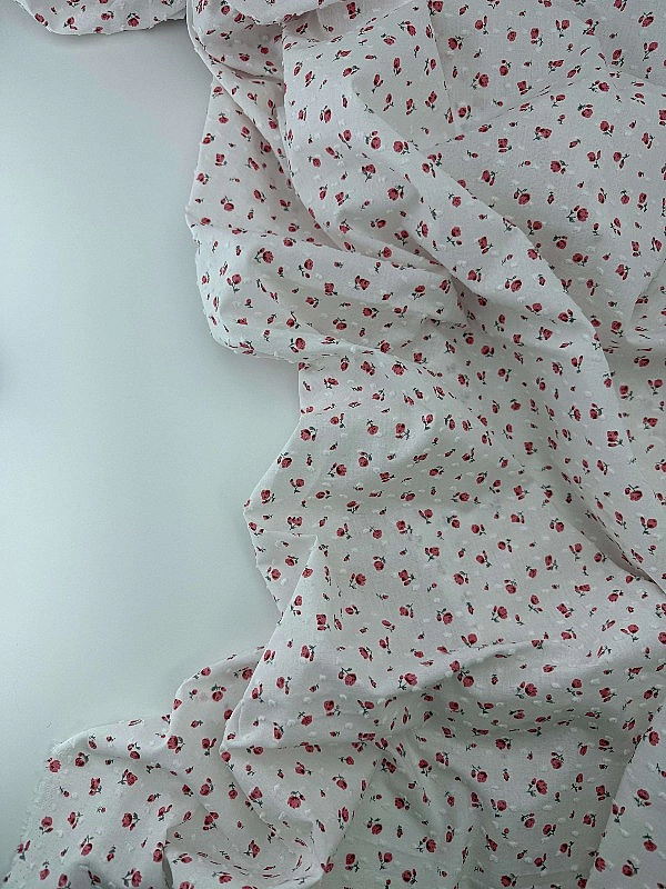 CIRCLE-6 H | ANTONIA-C00501 батист принт квіти червоні троянди дрібні на стеблі на молочному 100% ба