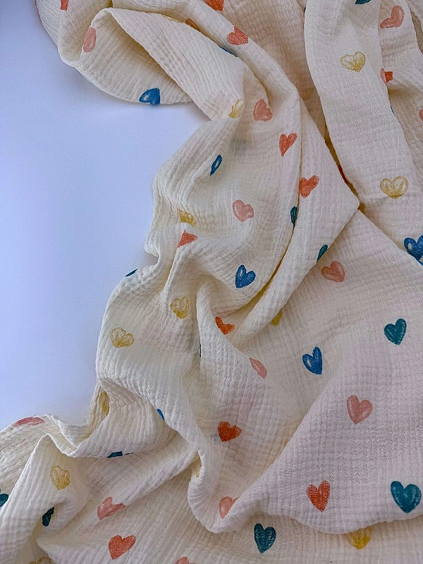 M 06601 C03 | RAINBOW-C06 Муслін жатка 2-х шаровий принт LOVE сердечки великі акварельні різнокольор