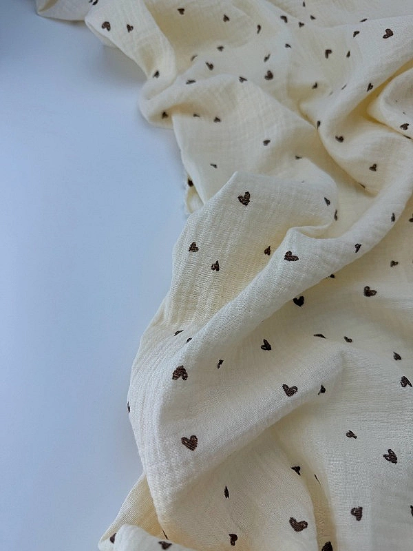 M 301 C3 Муслін жатка 2-х шаровий принт LOVE сердечки дрібні коричневі намальовані на айворі 100% ба
