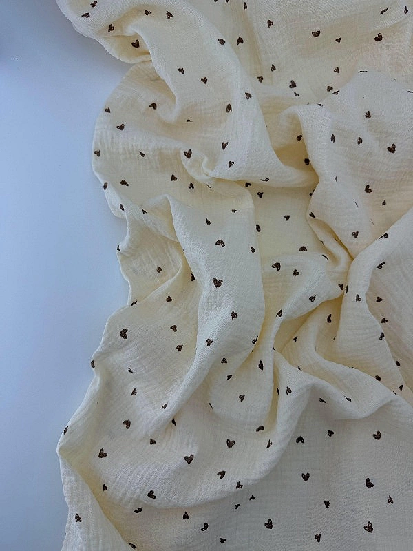 M 301 C3 Муслін жатка 2-х шаровий принт LOVE сердечки дрібні коричневі намальовані на айворі 100% ба