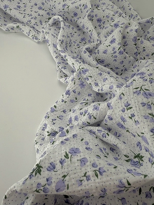 M 07301 C02 | RAINBOW-C07 Муслін жатка 2-х шаровий принт квіти фіолетові з крапорчками на молочному