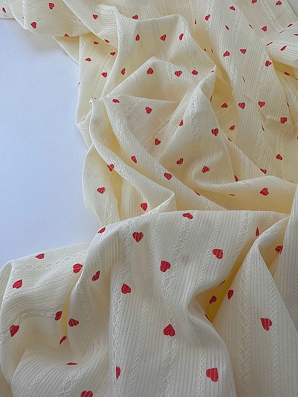 BESS-C00002 батист принт LOVE сердечки червоні дрібні вишивка на лимонному 100% бавовна 150 см 90-10