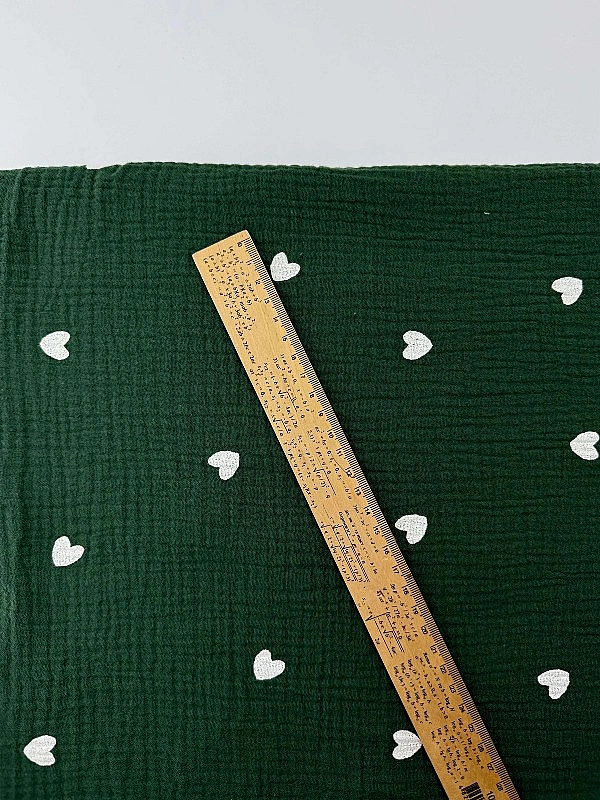 M 303 C65 Муслін принт LOVE сердечки середні білі на зеленому 100% бавовна 135-140 см 125-135 грам/м