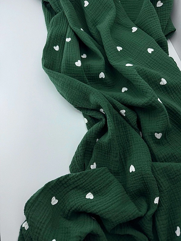 M 303 C65 Муслін принт LOVE сердечки середні білі на зеленому 100% бавовна 135-140 см 125-135 грам/м