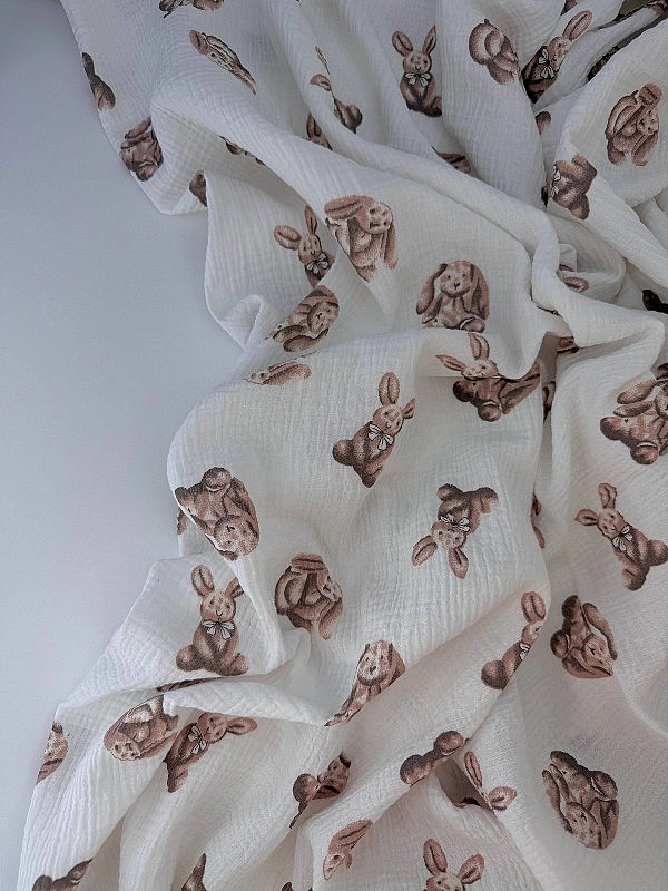 M 2002 C2 Муслін 2-х шаровий принт звірята зайчата бежеві на молочному 100% бавовна 135-140 см 125-1