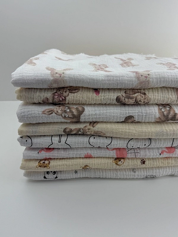 M 2002 C2 Муслін 2-х шаровий принт звірята зайчата бежеві на молочному 100% бавовна 135-140 см 125-1