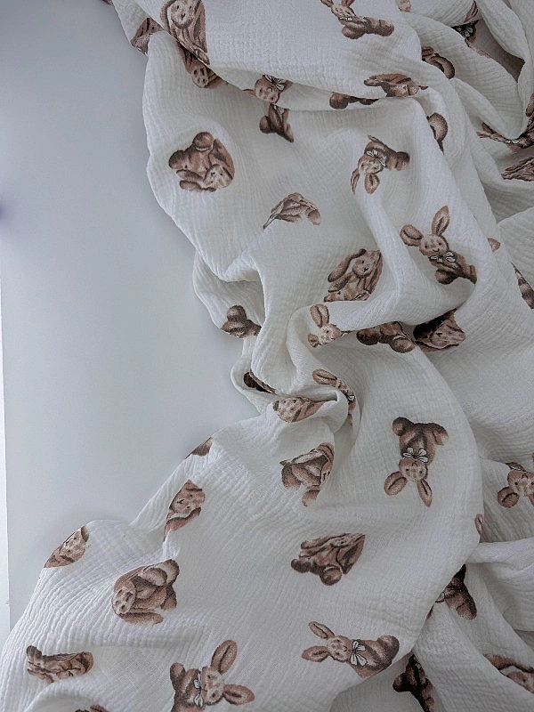 M 2002 C2 Муслін 2-х шаровий принт звірята зайчата бежеві на молочному 100% бавовна 135-140 см 125-1