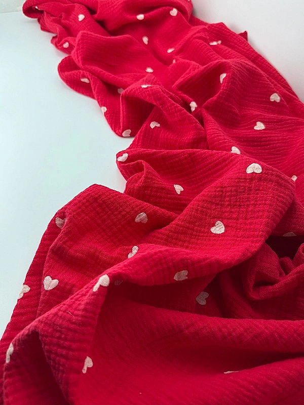 M 303 C36 Муслін 2-х шаровий принт LOVE сердечки середні білі на червоному 100% бавовна 135-140 см 1