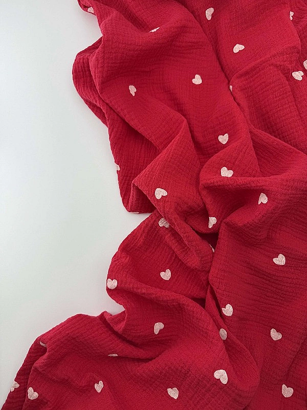 M 303 C36 Муслін 2-х шаровий принт LOVE сердечки середні білі на червоному 100% бавовна 135-140 см 1