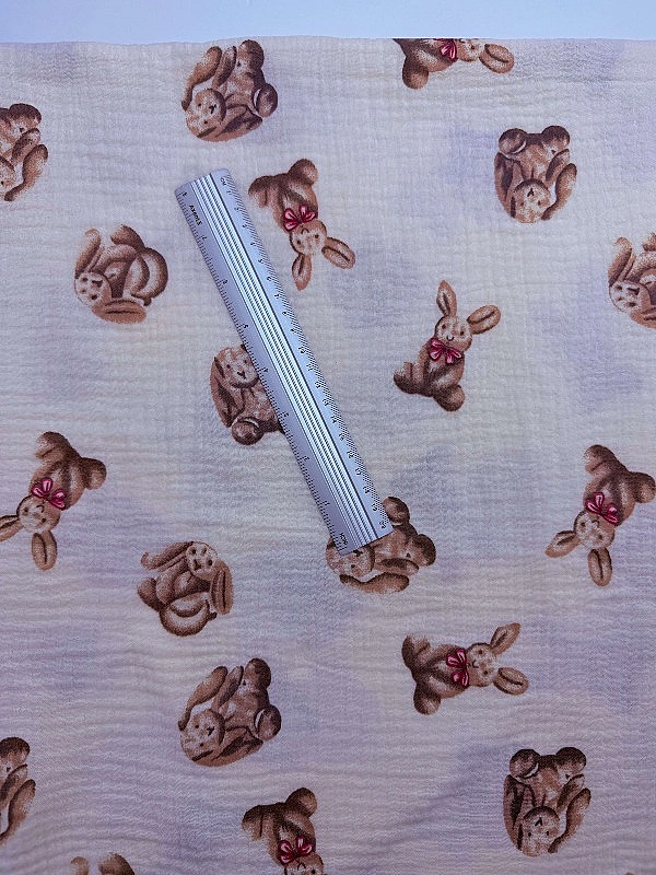 M 2000 C3 Муслін жатка 2-х шаровий принт звірята зайчата бежеві з рожевим бантиком 100% бавовна 135-