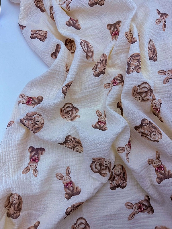 M 2000 C3 Муслін жатка 2-х шаровий принт звірята зайчата бежеві з рожевим бантиком 100% бавовна 135-