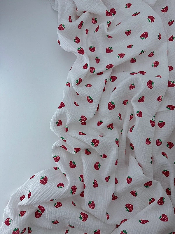 M 4001 C2 Муслін жатка 2-х шаровий принт фрукти,ягоди, овочі полуниці на молочному 100% бавовна 135-