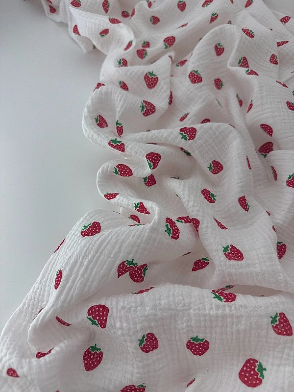 M 4001 C2 Муслін жатка 2-х шаровий принт фрукти,ягоди, овочі полуниці на молочному 100% бавовна 135-