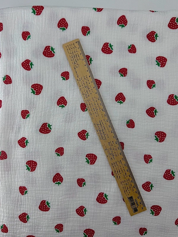 M 4001 C2 Муслін жатка 2-х шаровий принт фрукти,ягоди, овочі полуниці на молочному 100% бавовна 135-