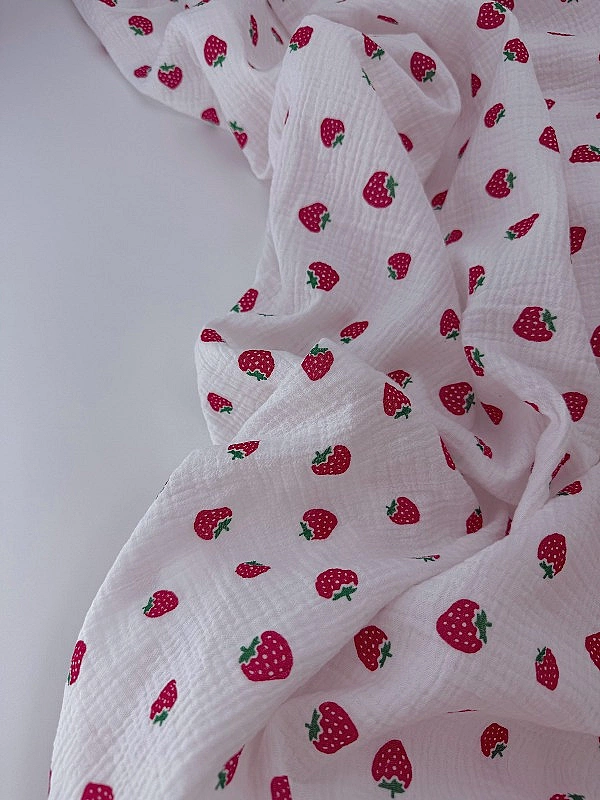 M 4001 C2 Муслін жатка 2-х шаровий принт фрукти,ягоди, овочі полуниці на молочному 100% бавовна 135-