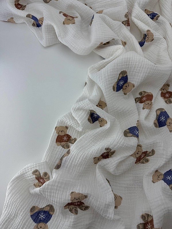 M 2039 C2 Муслін 2-х шаровий принт звірята ведмедик новорічний зі сніжинкою на молочному 100% бавовн