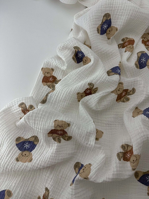 M 2039 C2 Муслін 2-х шаровий принт звірята ведмедик новорічний зі сніжинкою на молочному 100% бавовн