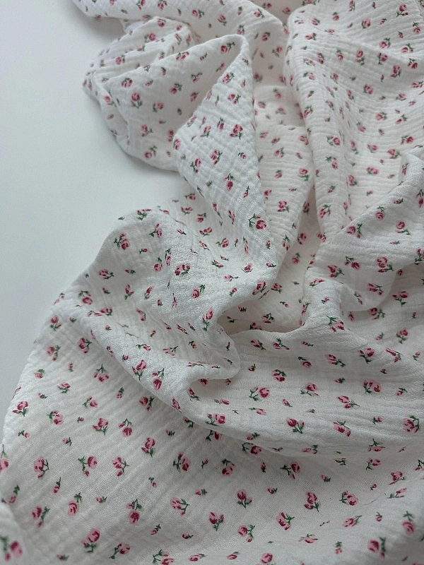 M 5035 C2 Муслін 2-х шаровий принт квіти трояндочки рожеві на молочному 100% бавовна 160 см 125-135