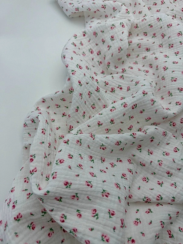 M 5035 C2 Муслін 2-х шаровий принт квіти трояндочки рожеві на молочному 100% бавовна 160 см 125-135