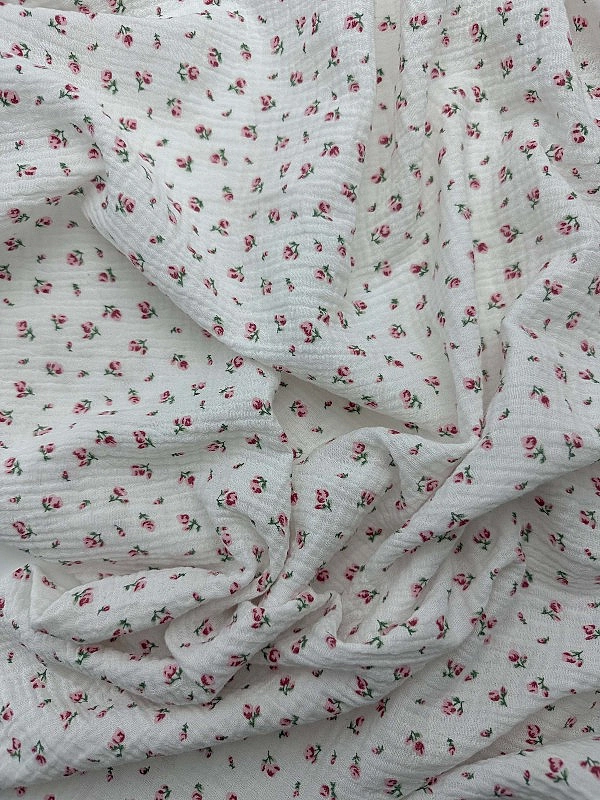 M 5035 C2 Муслін 2-х шаровий принт квіти трояндочки рожеві на молочному 100% бавовна 160 см 125-135